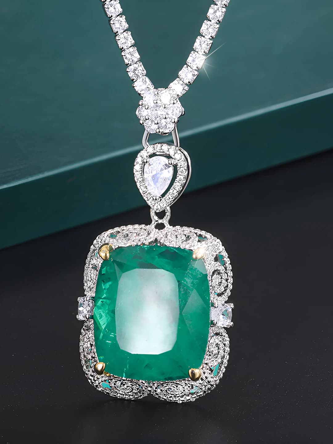 Women's 20*23 cm square necklace with simulated emerald, heavy setting, gold-plated copper base, light luxury style
