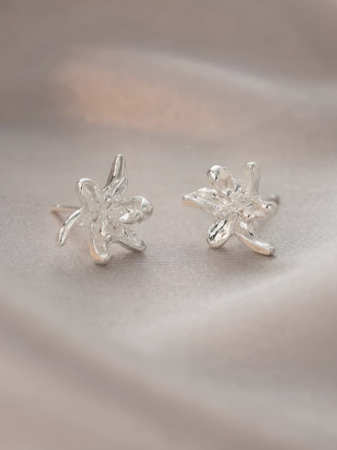 9# Iris stud earrings