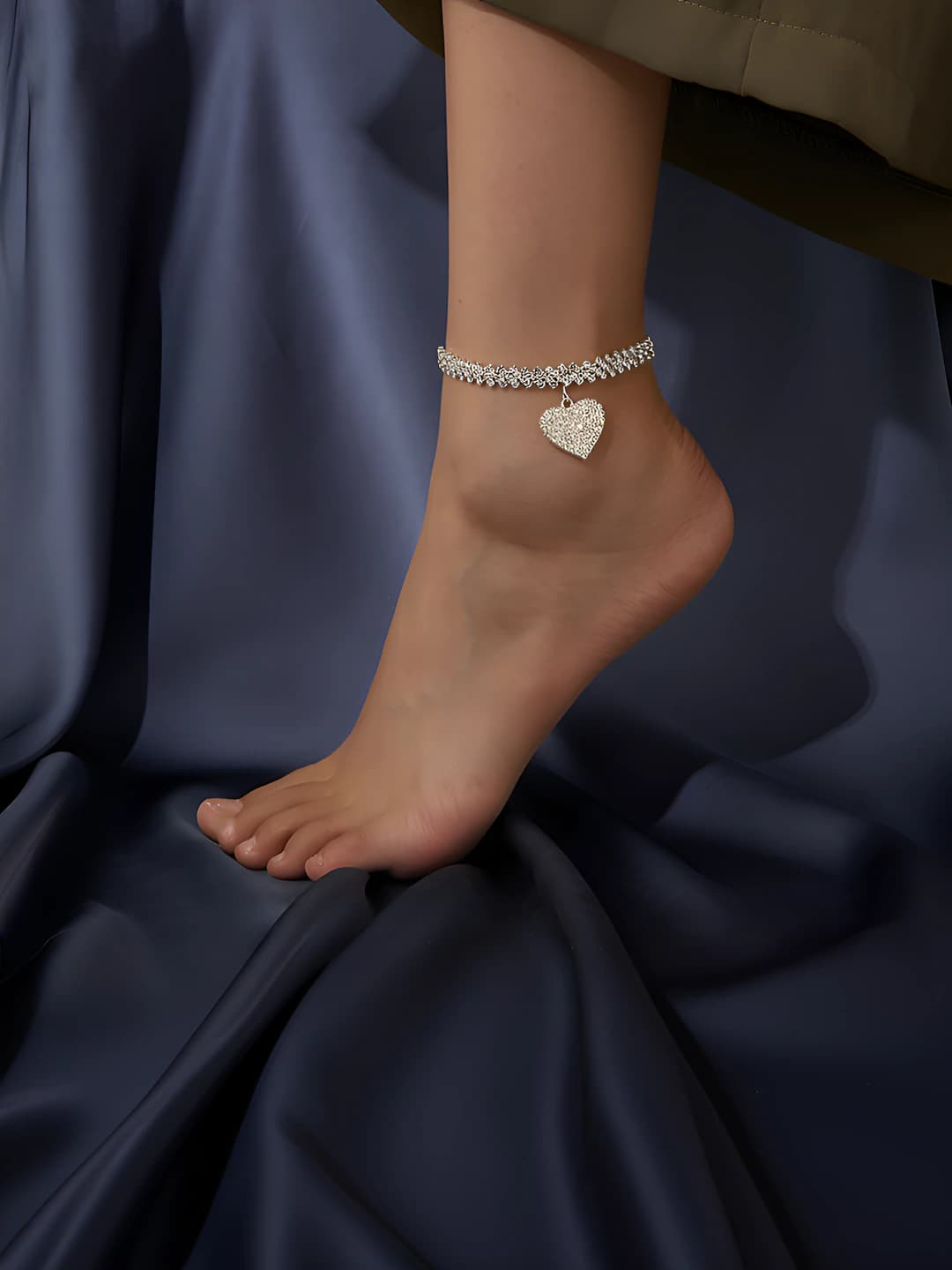 Women's anklet with rhinestone rhombus and heart pendant