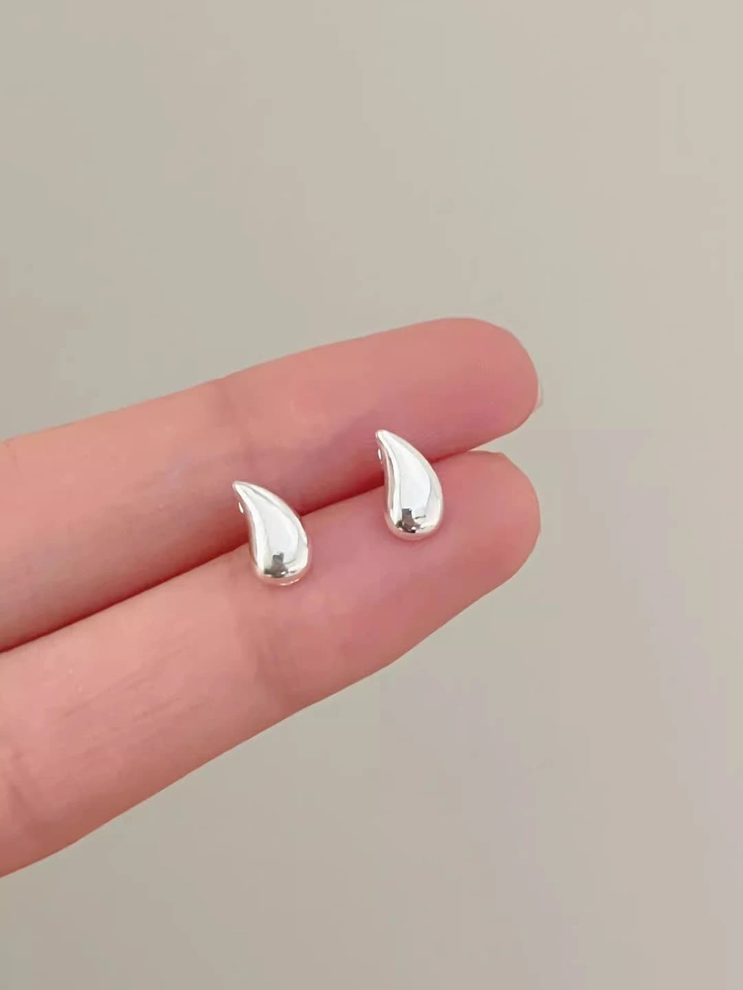 37# Small stud - Drop shape