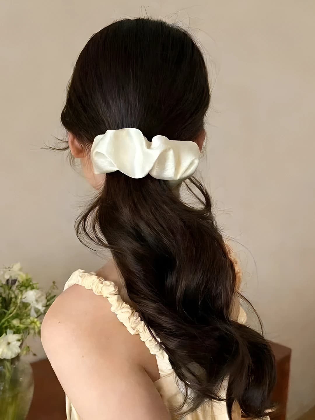 White, pleated, ~10 cm