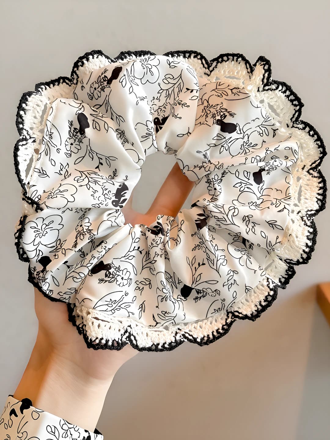 Woven petal edge, 16 cm