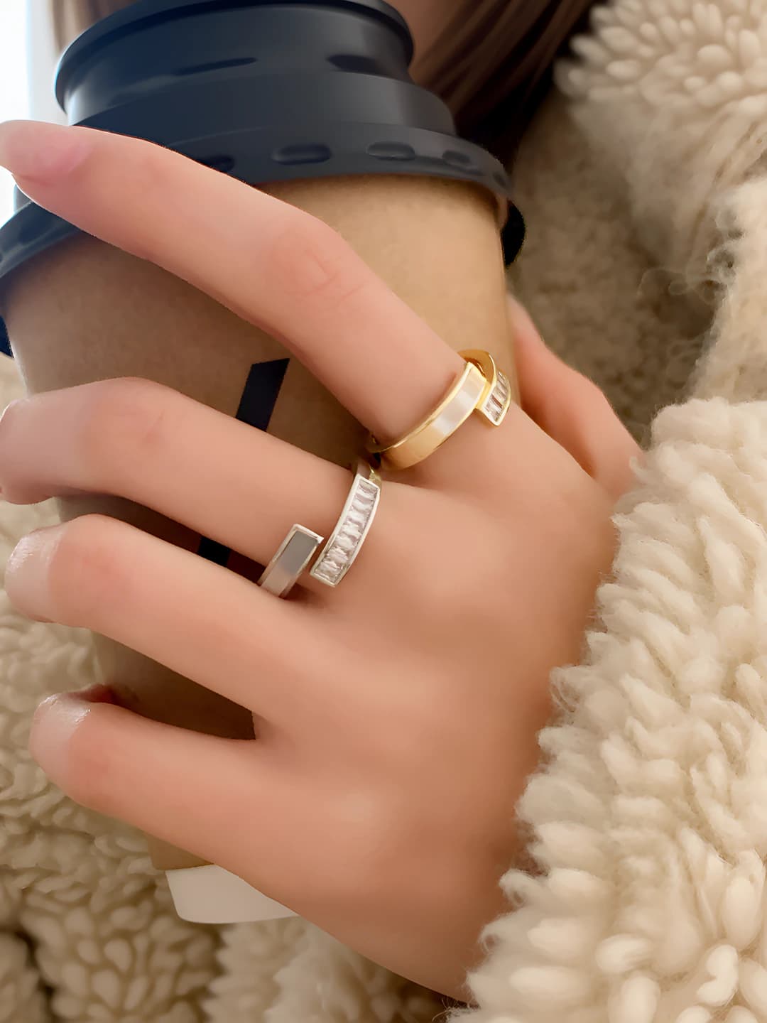 Women's adjustable shell ring with geometric design and 14K palladium plating