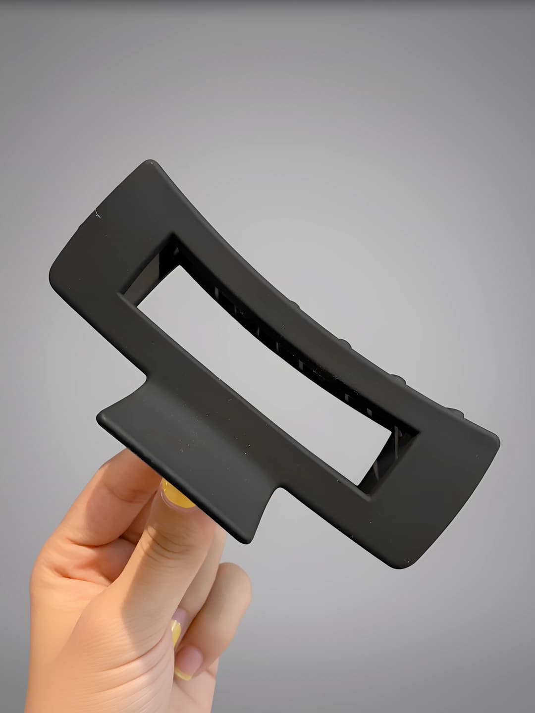 Qora kvadratli klips, uzunligi 10 sm, kengligi 4.5 sm