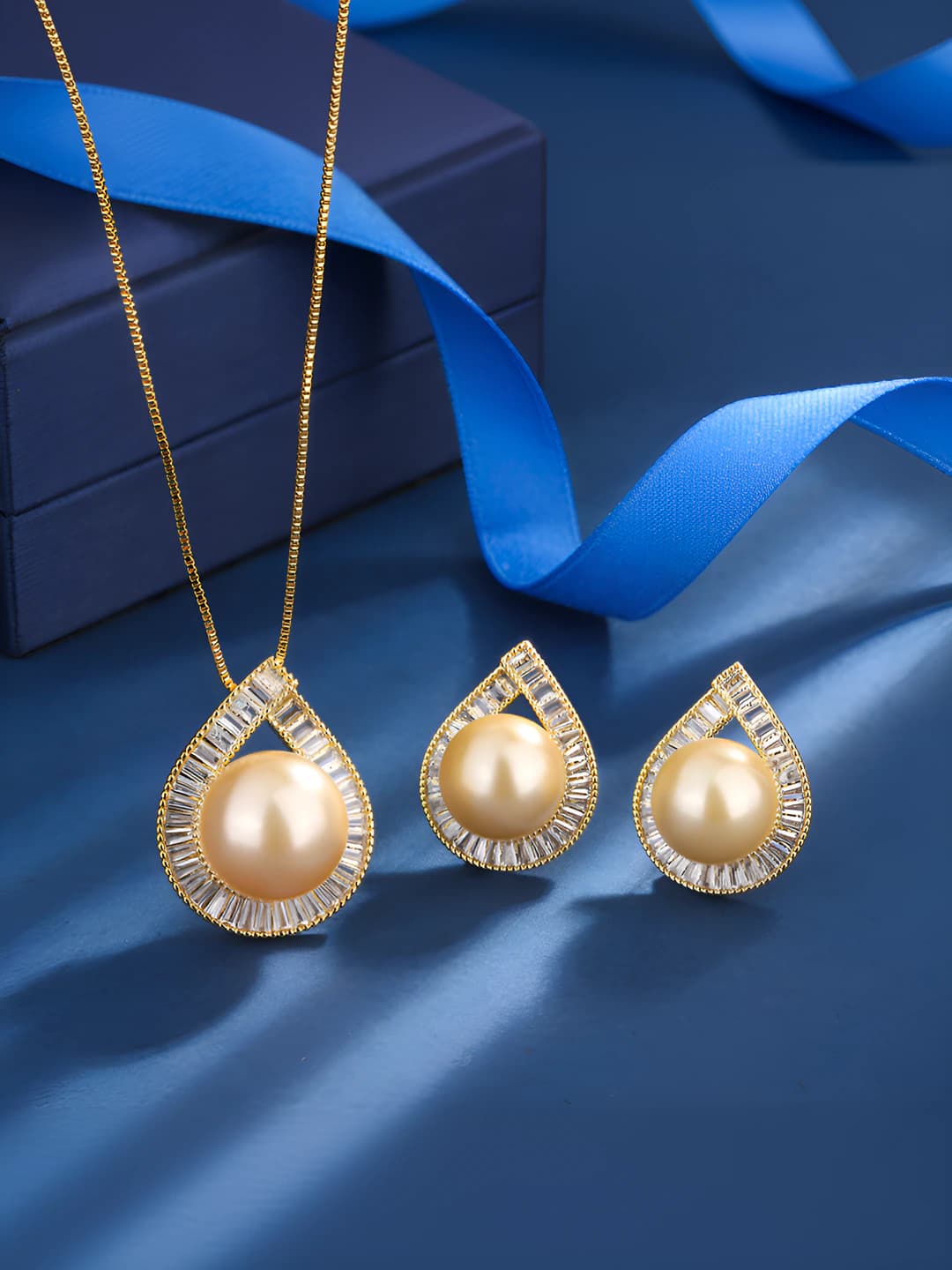 Women's geometric set with gold plating, golden pearls and diamonds (16mm, 14mm)