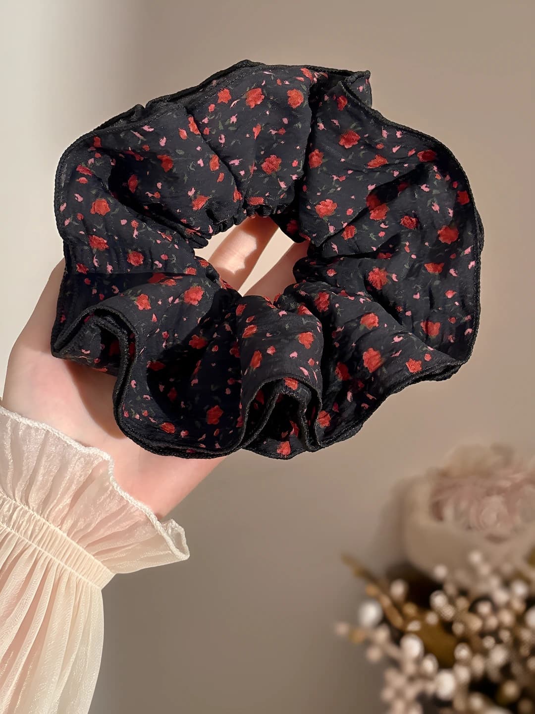 Floral circle - black ~15 cm