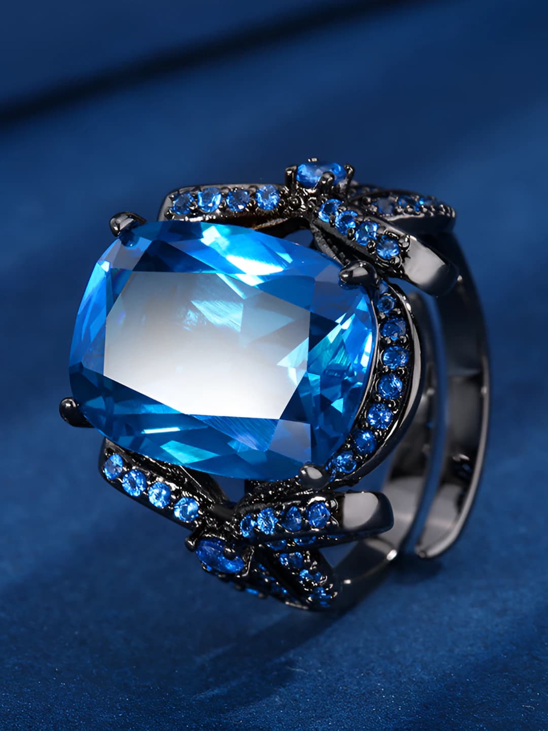 Qora-oltin-ko'k spinel halqa