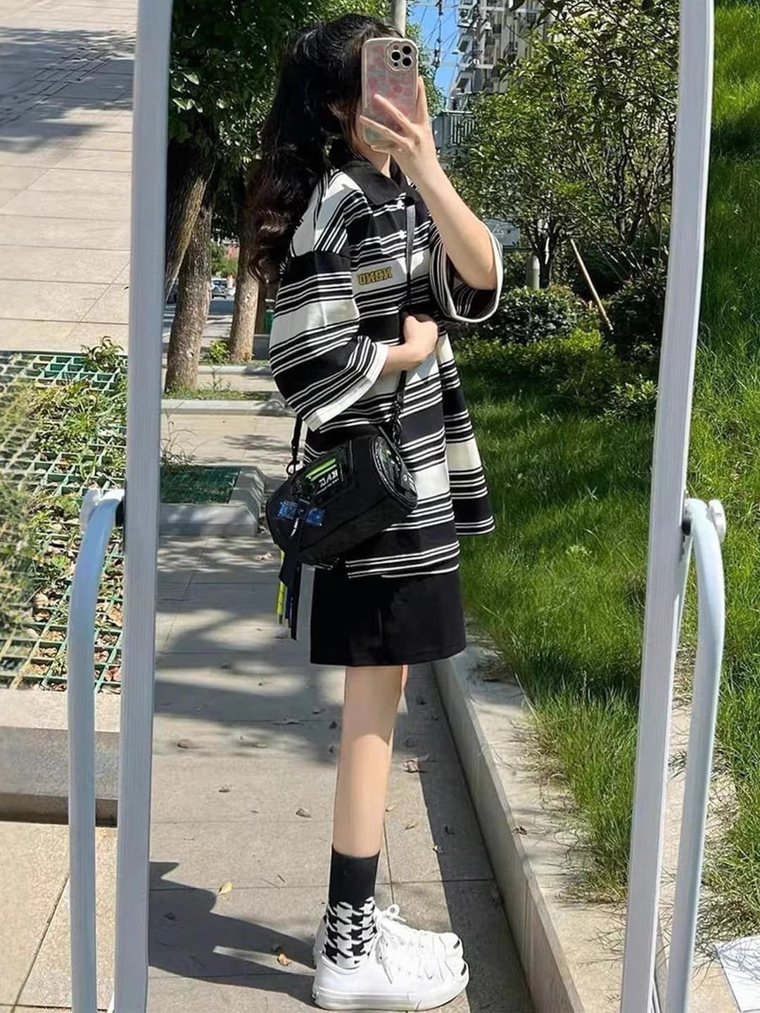 Ayollar uchun yozgi sport kostyumi: chiziqli polo futbolka va kalta shorti, bo'sh (oversize) koreys uslubida, kalta yeng