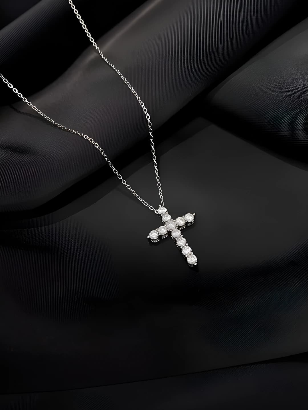 Women's zircon cross pendant necklace, light luxury style fashion accessory