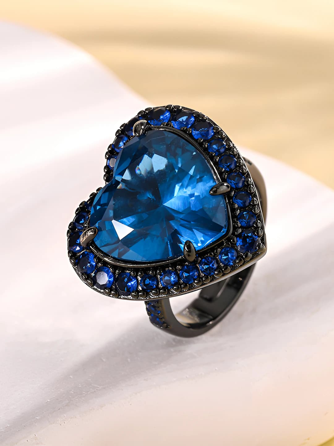 Qora-oltin-ko'k spinel halqa