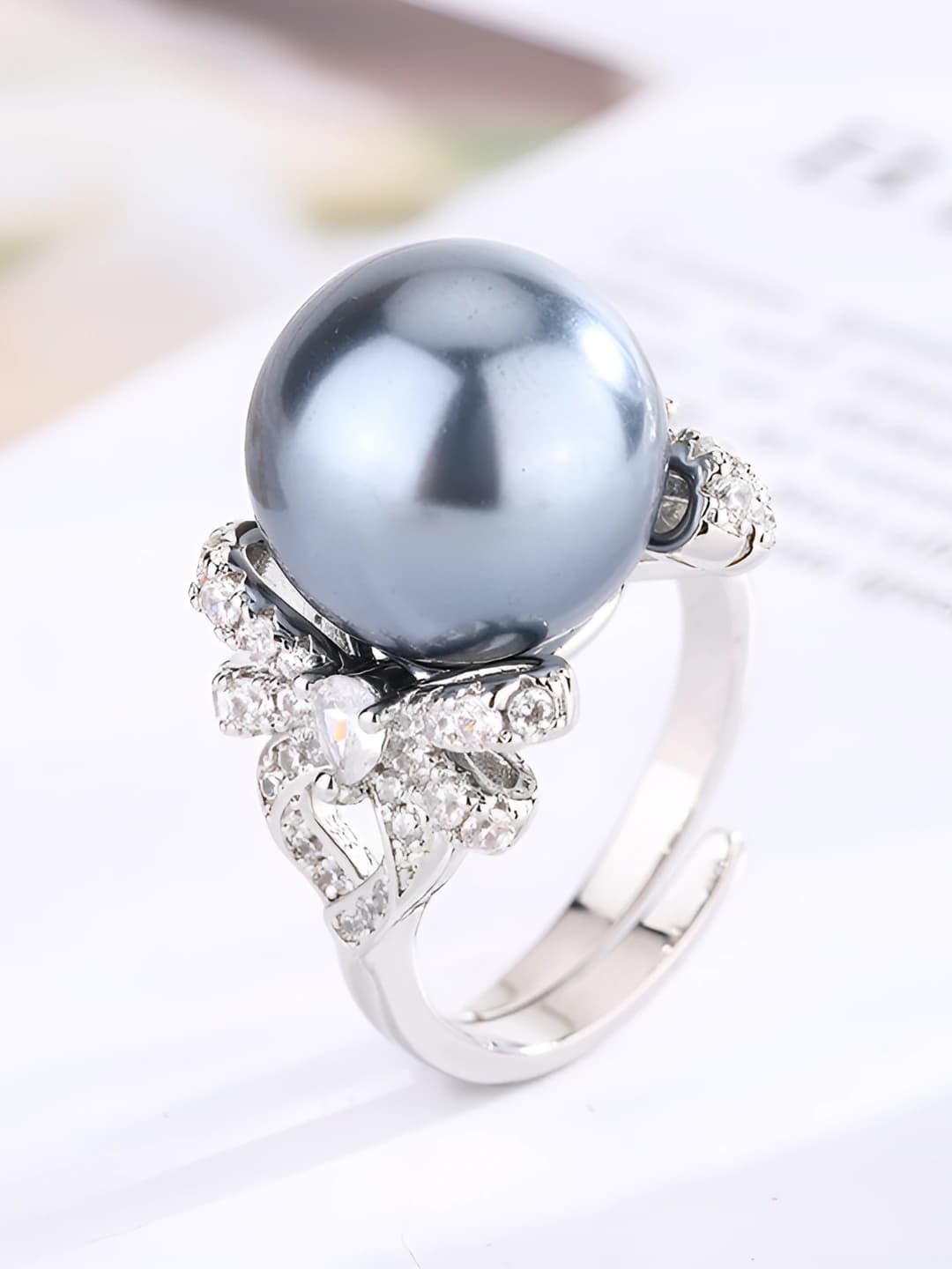 Grey pearl ring