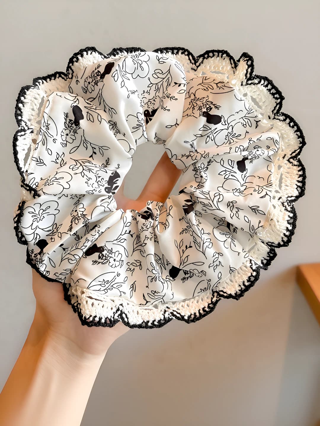 Woven petal edge, 16 cm