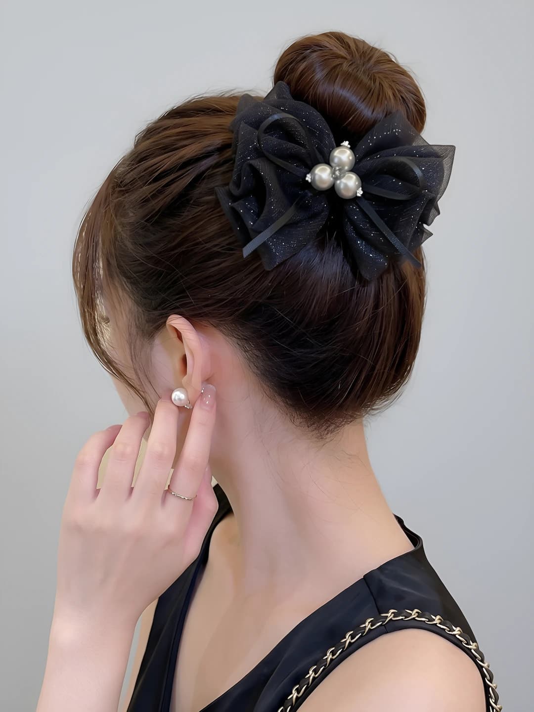 Black round clip, base ~8 cm