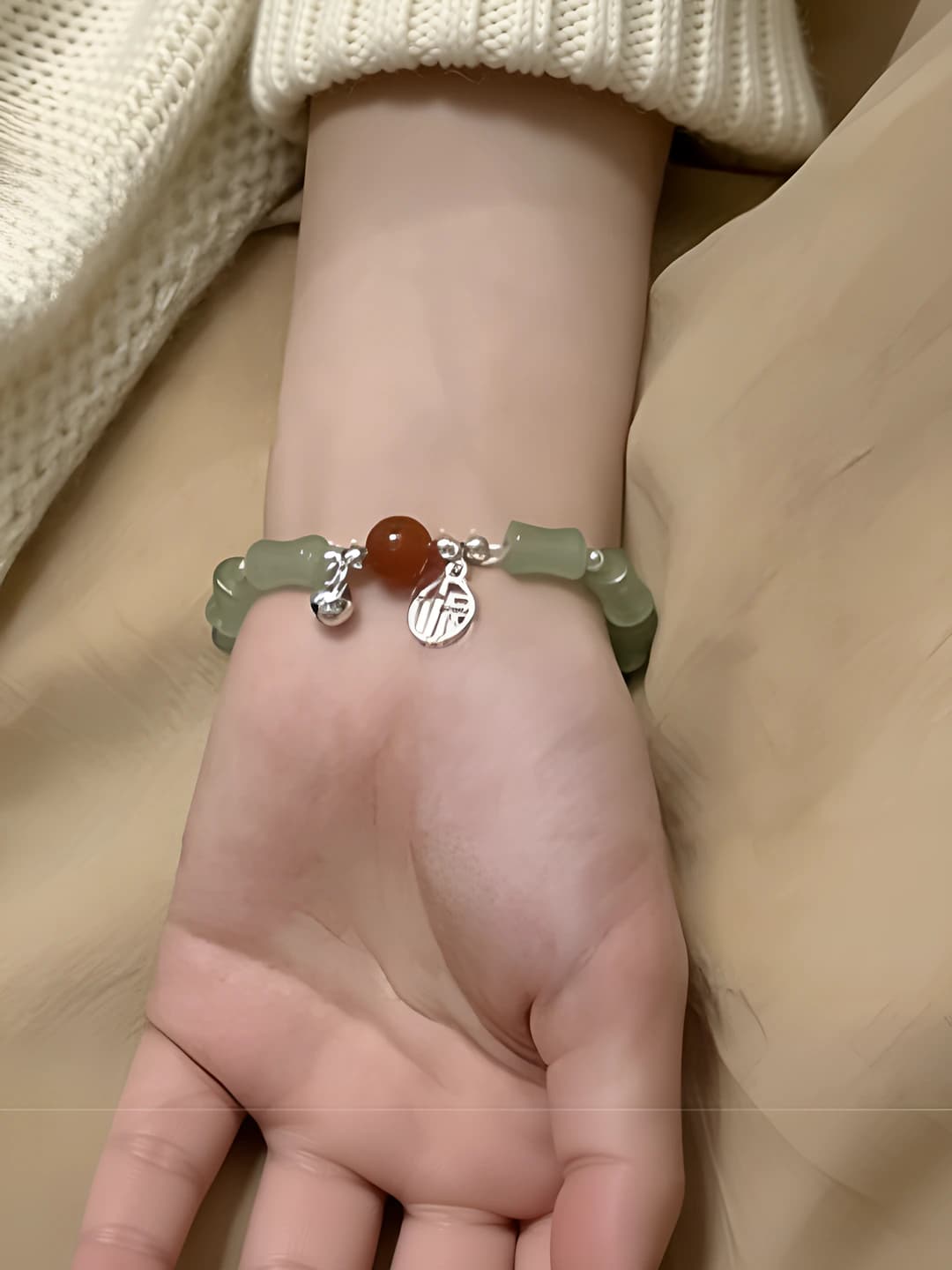 Зелёный бамбук, удача, красные бусины