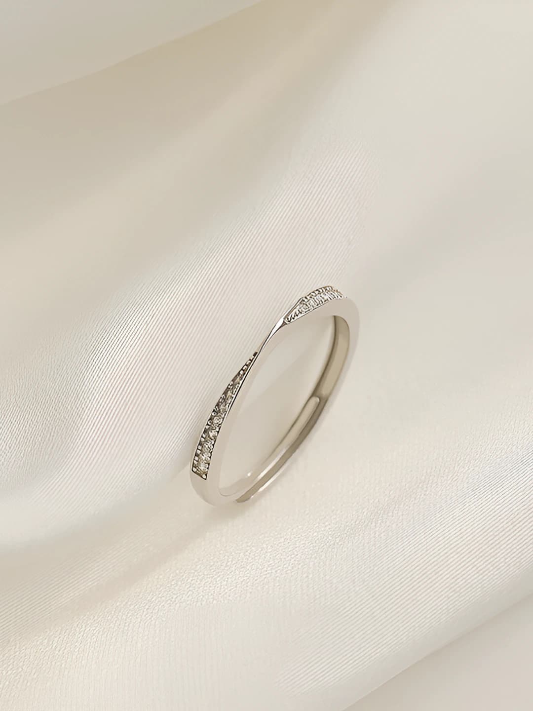 Women's diamond-encrusted Mobius ring, geometric shape, cold style
