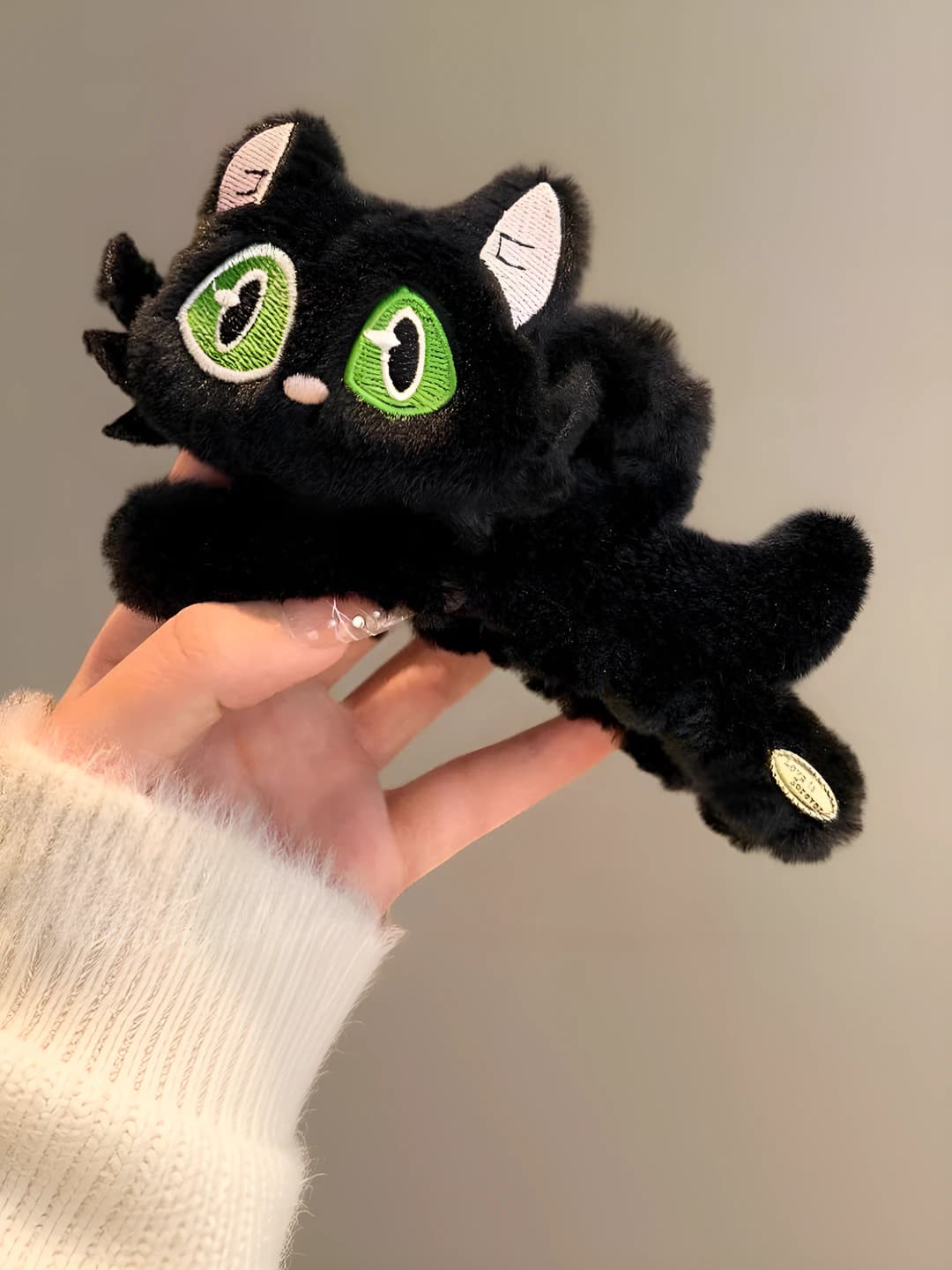 Black heterochromic cat 12 cm