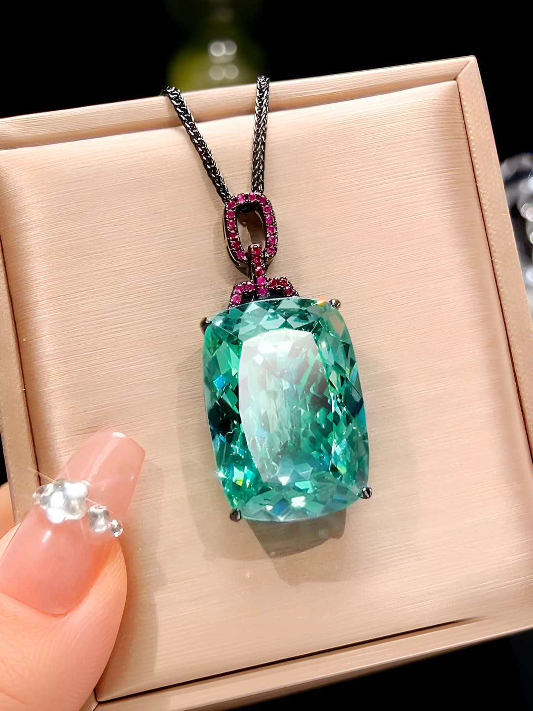 Black gold Paragreen pendant with Chopen chain