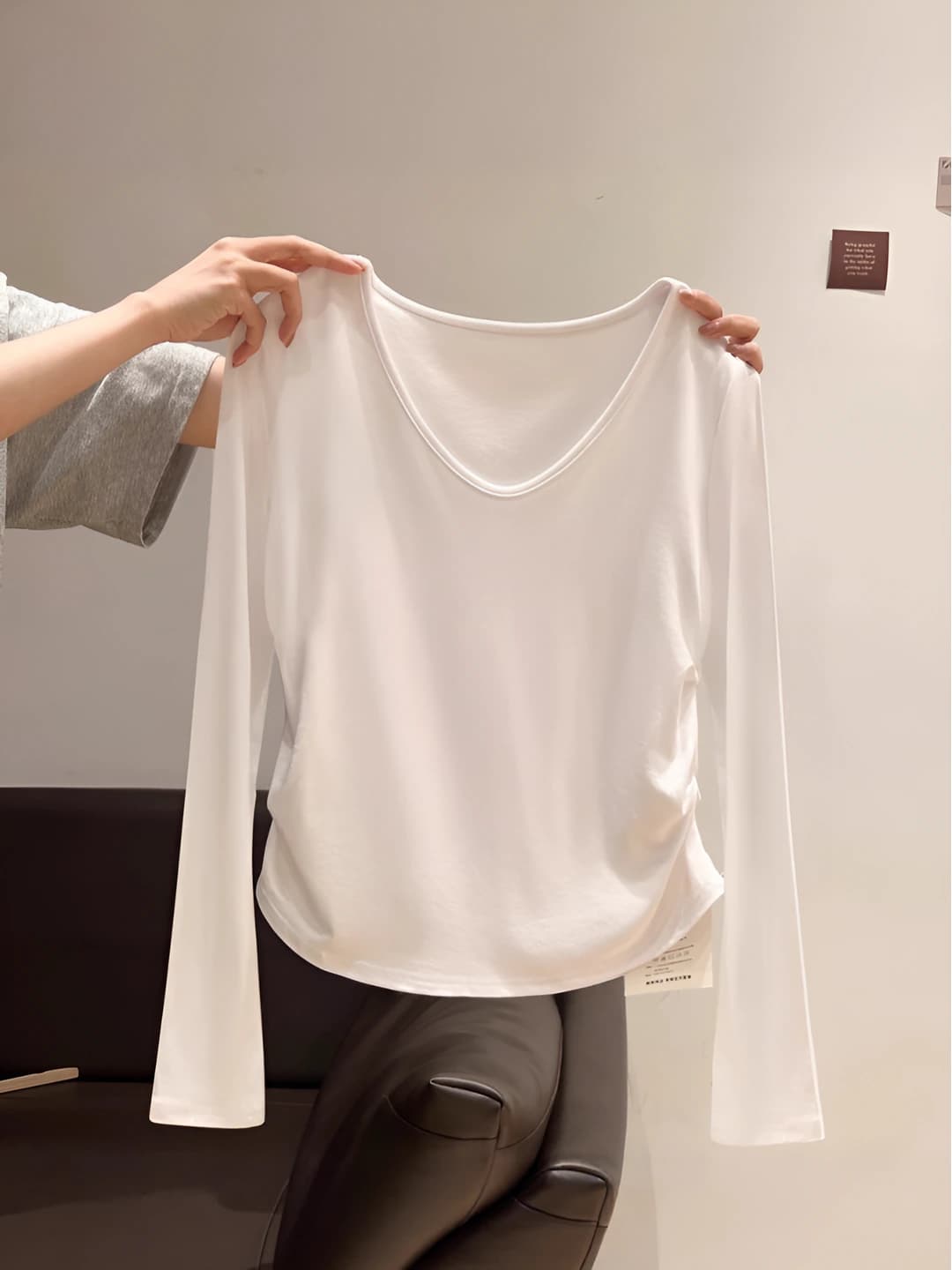 Ayollar uchun uzun yengli V-yoqali bo'sh (oversize) longsliv, bahor-kuz uchun, nozik ko'rsatadigan, past bo'ylilar uchun