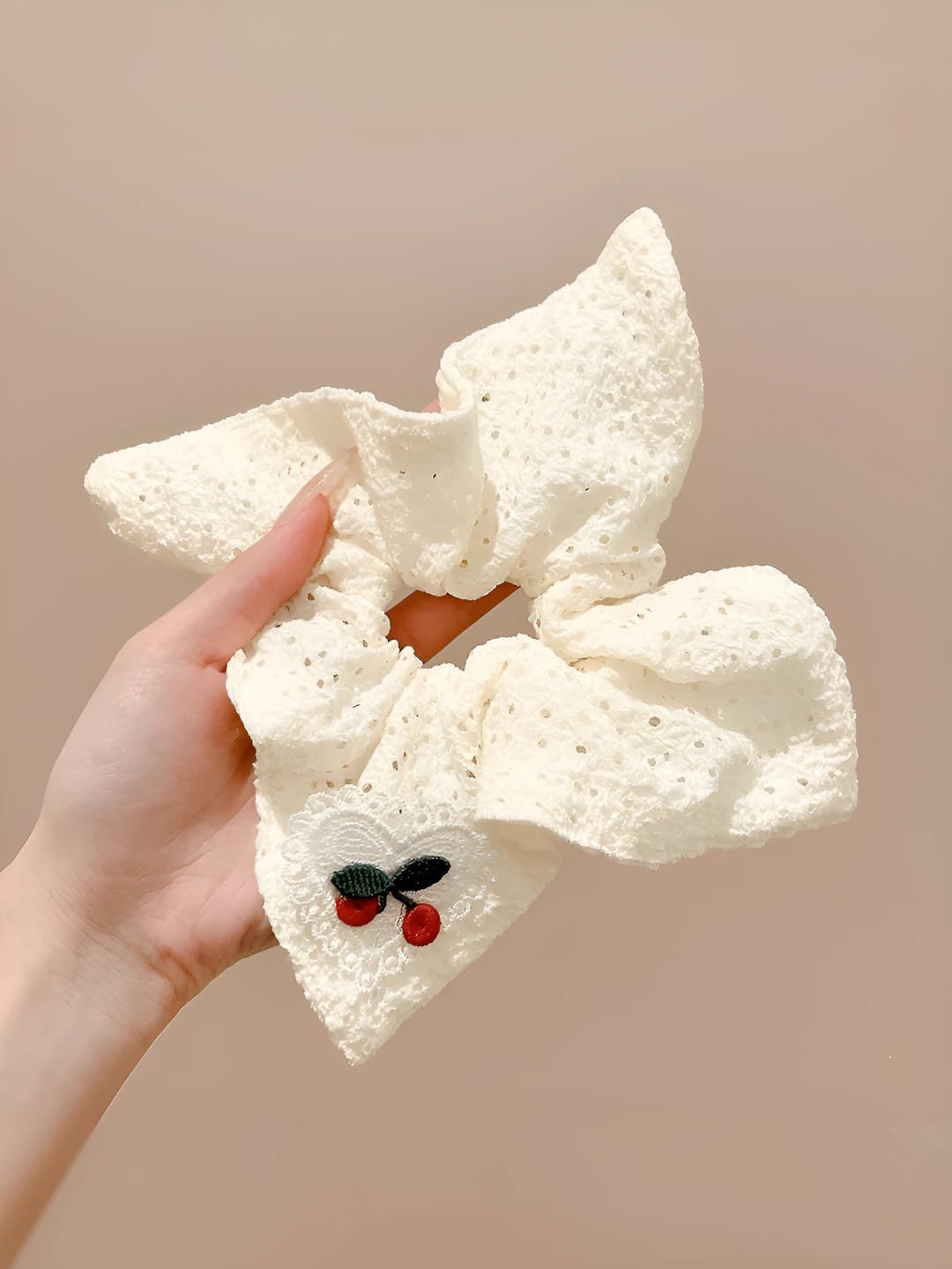 Белый с сердцем и вишней, 12 см