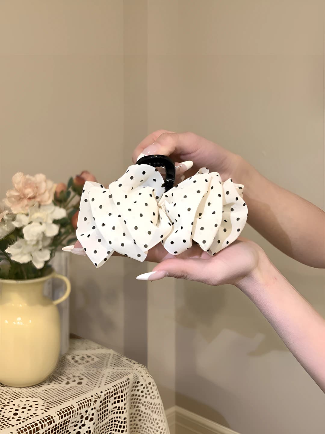 Beige polka dot clip, base ~11 cm