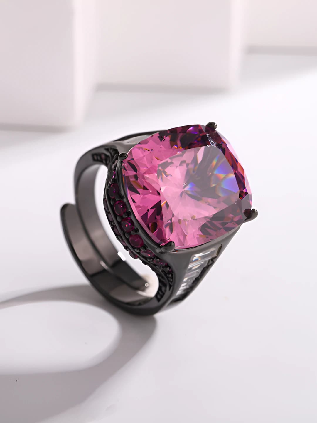 Black-gold, bird's nest cut, dried rose