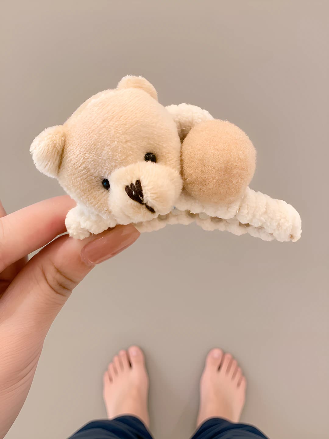 Small, beige bear head clip