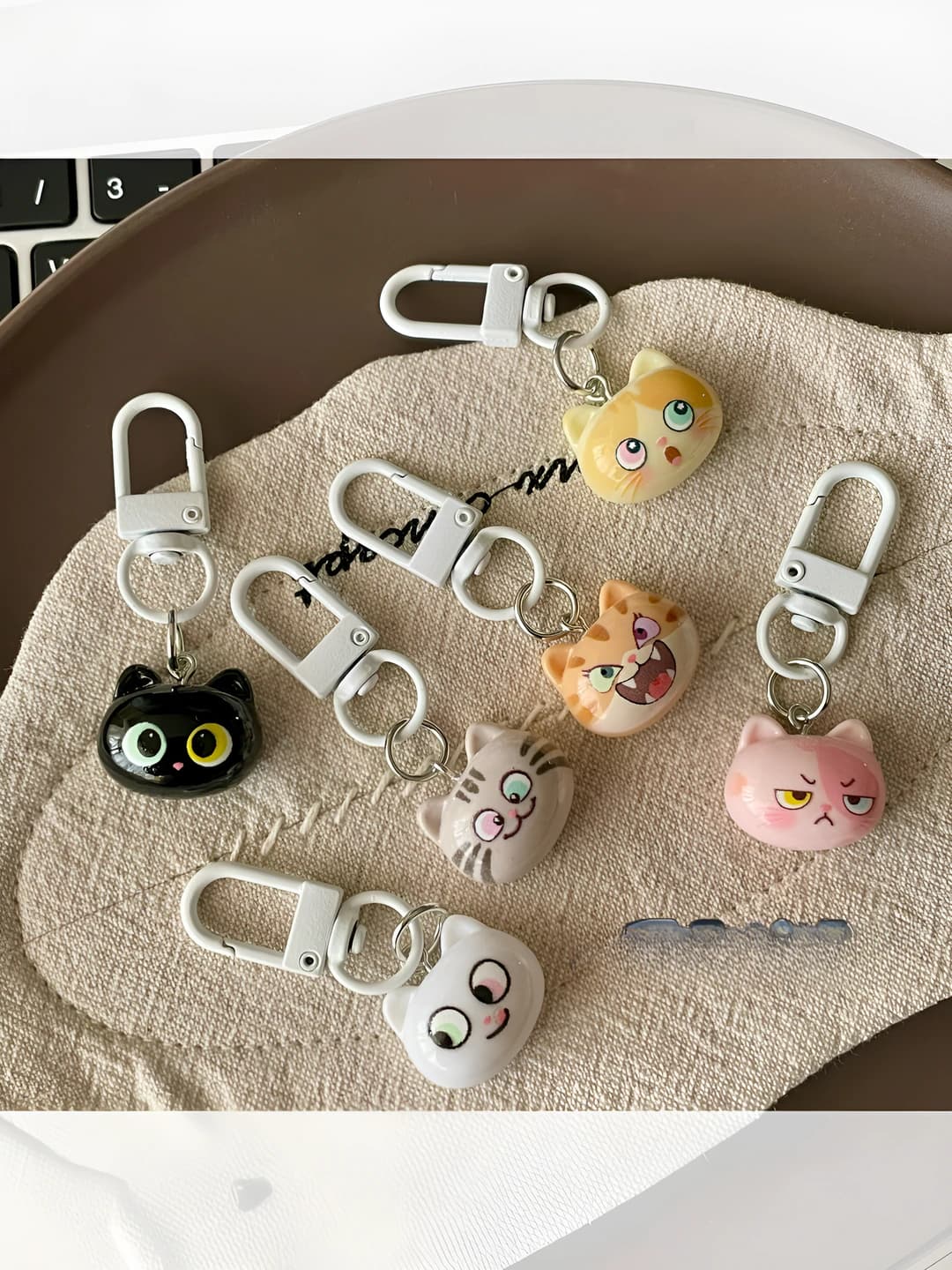 Women's cat keychain: cute cat with funny expressions, made of resin, cartoon style gift accessory