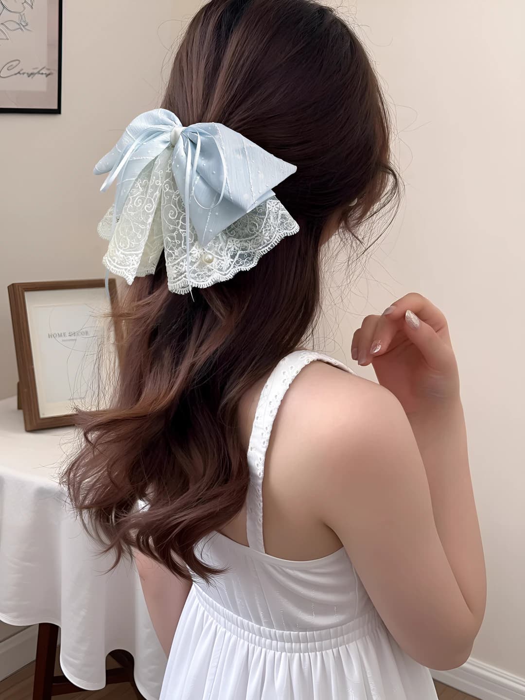 Light blue lace clip ~4.2 cm