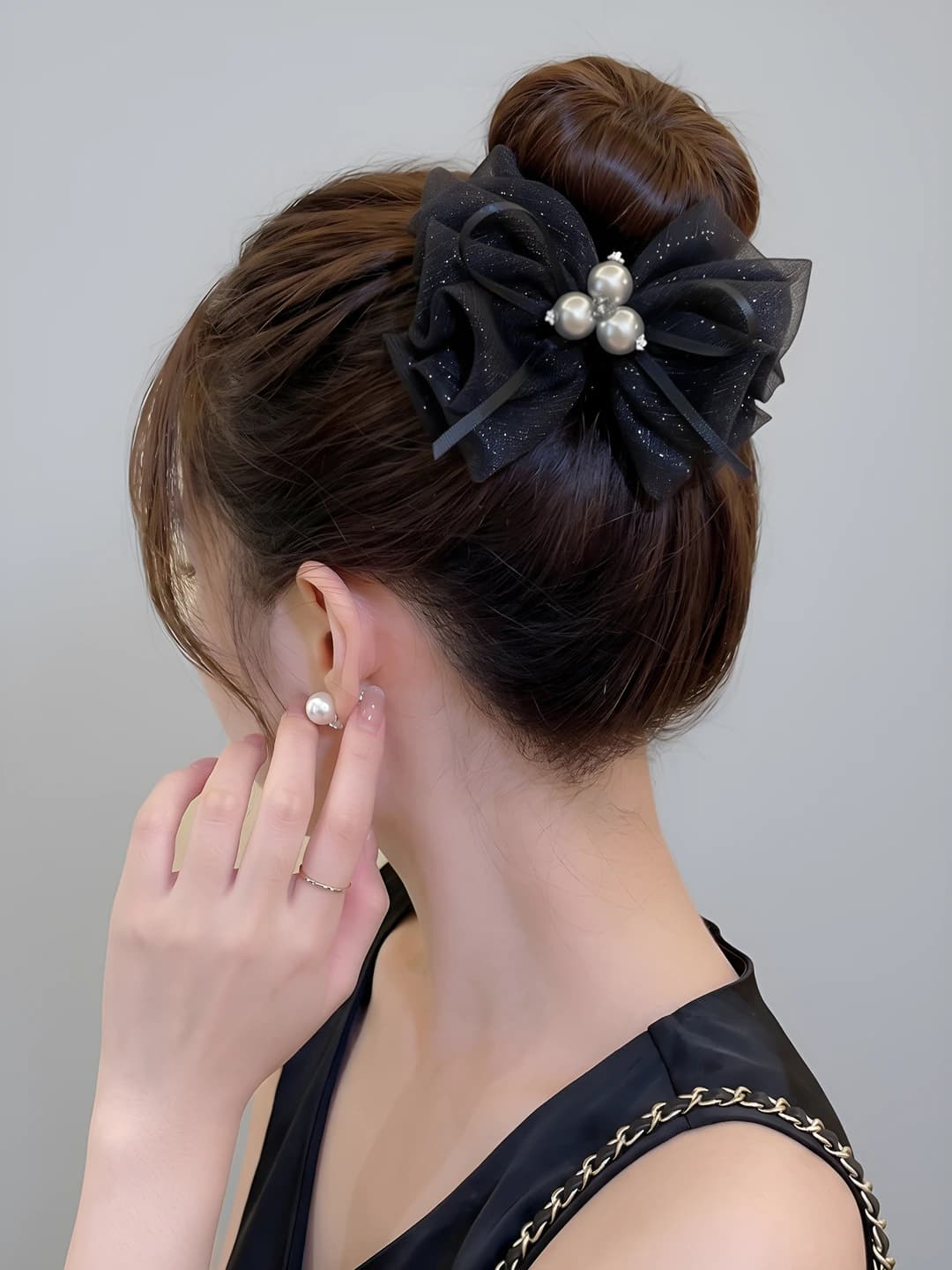 Black round clip, base ~8 cm