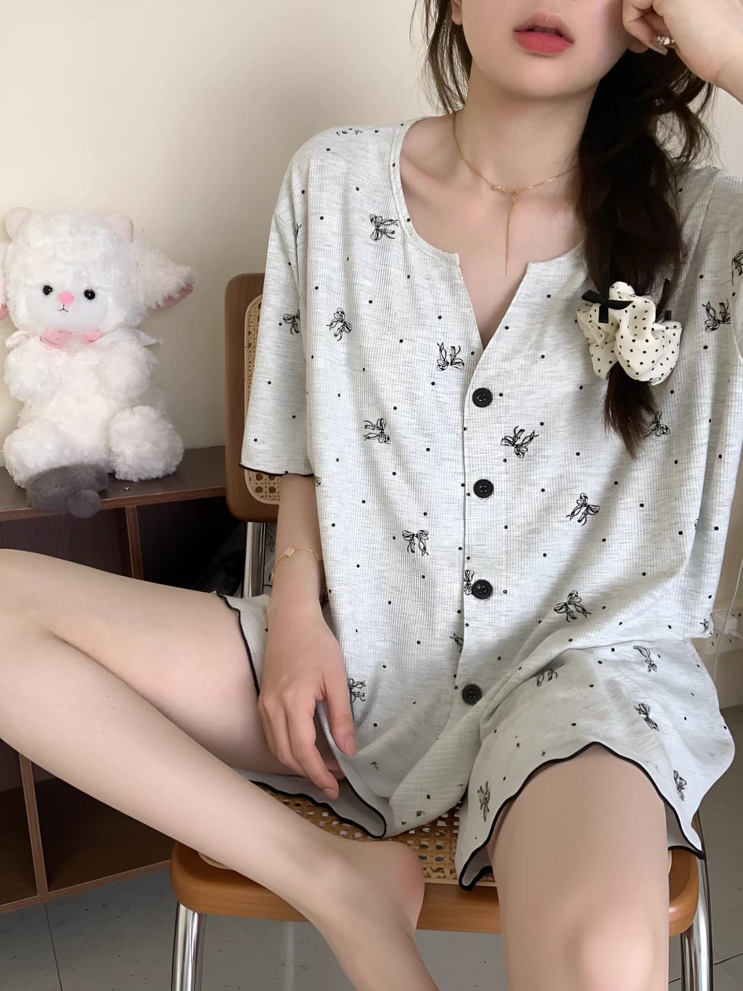 Ayollar uchun yozgi pijama to'plami, V-yoqa, kalta yeng, polka dot naqsh, yupqa mato