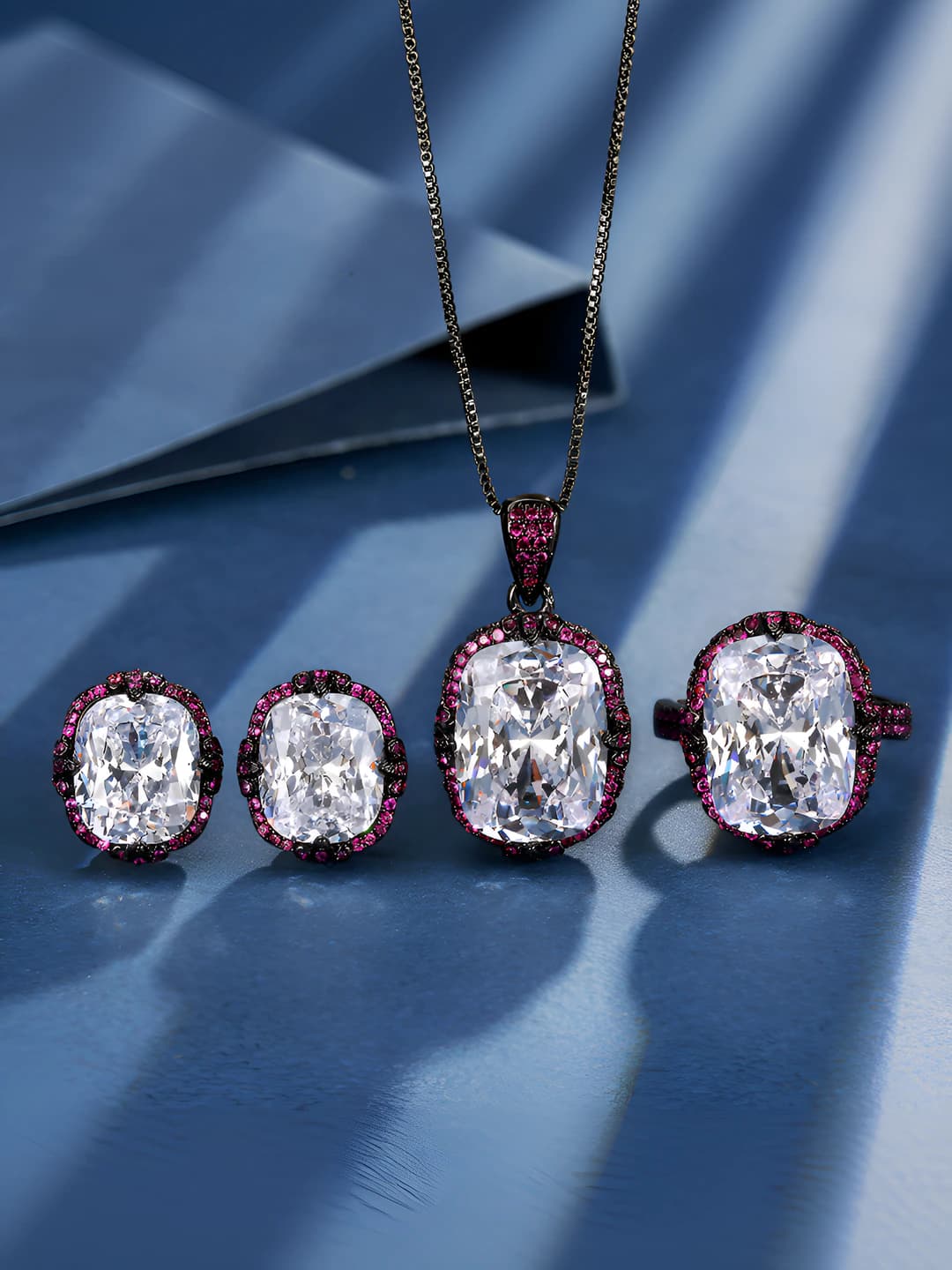 Women's autumn-winter set with gold-plated brass base, zirconia, retro style