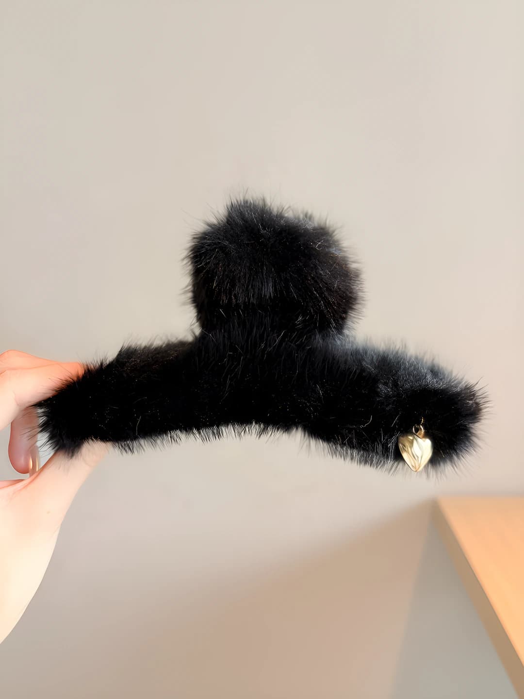 Black plush clip 13 cm