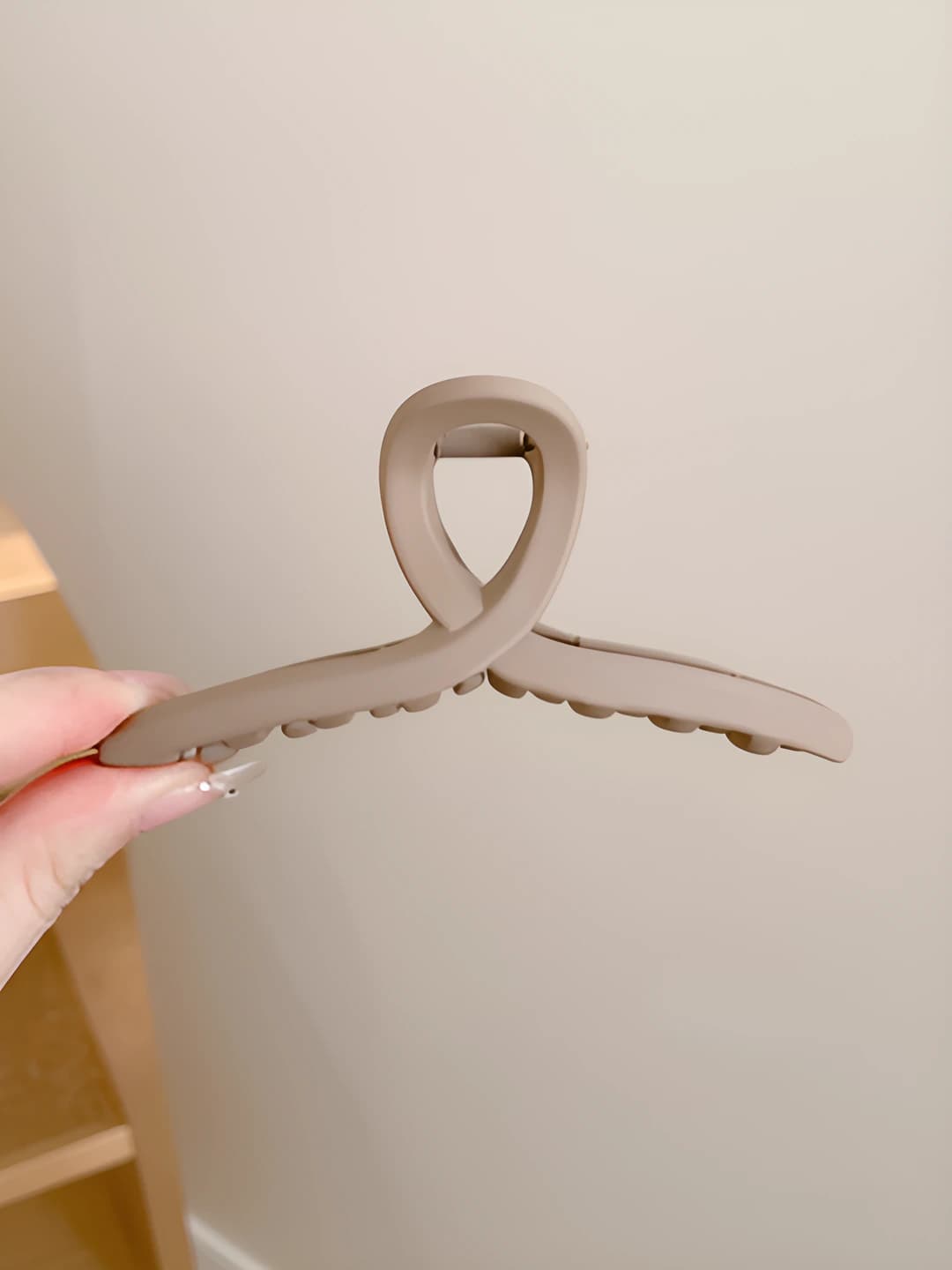Khaki Y-shaped hair clip 11 cm