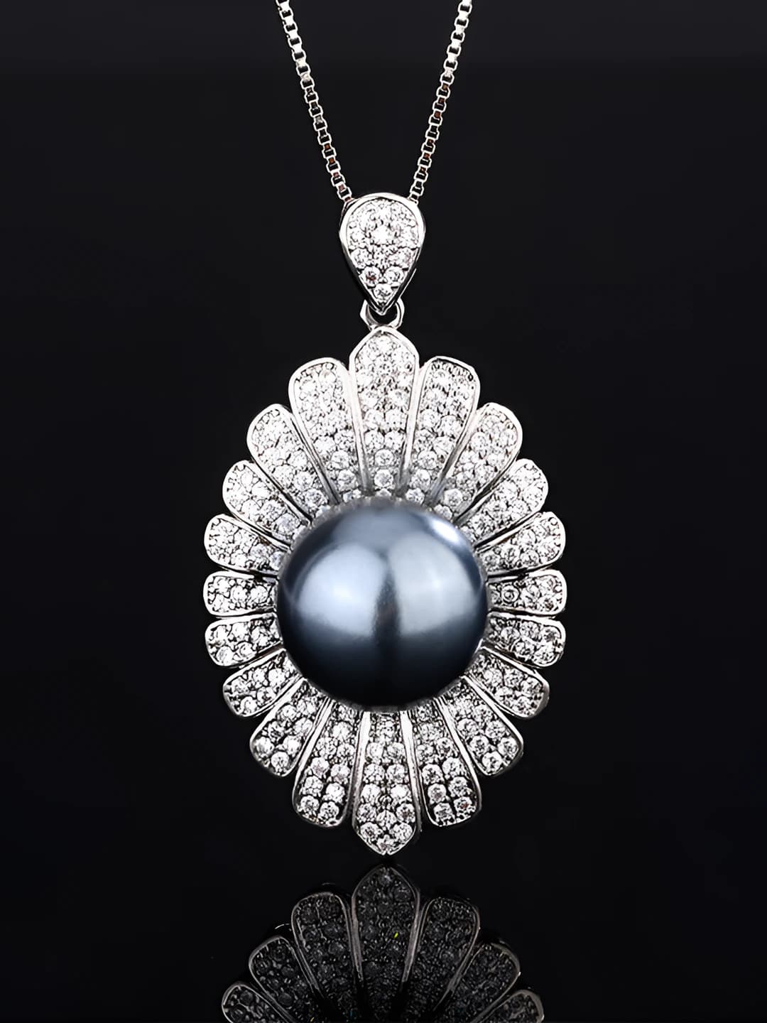 Grey pearl, chain