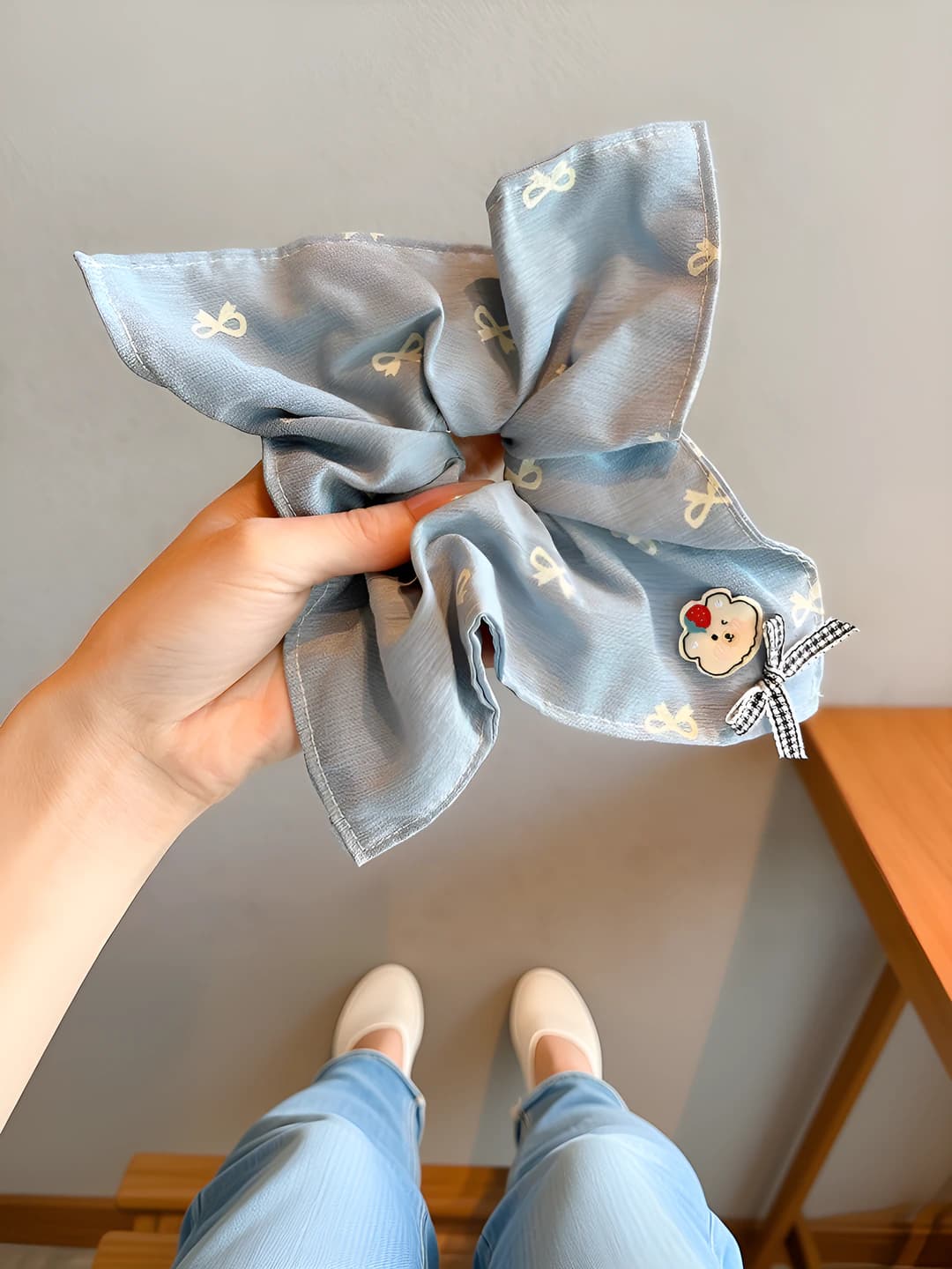 Blue bow, square