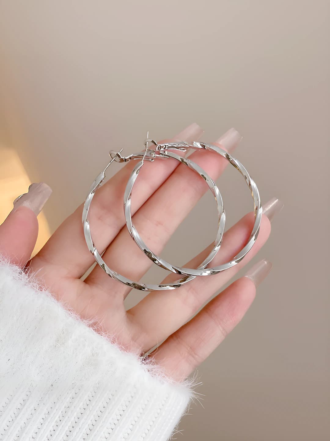 Round twisted, silver, 5cm