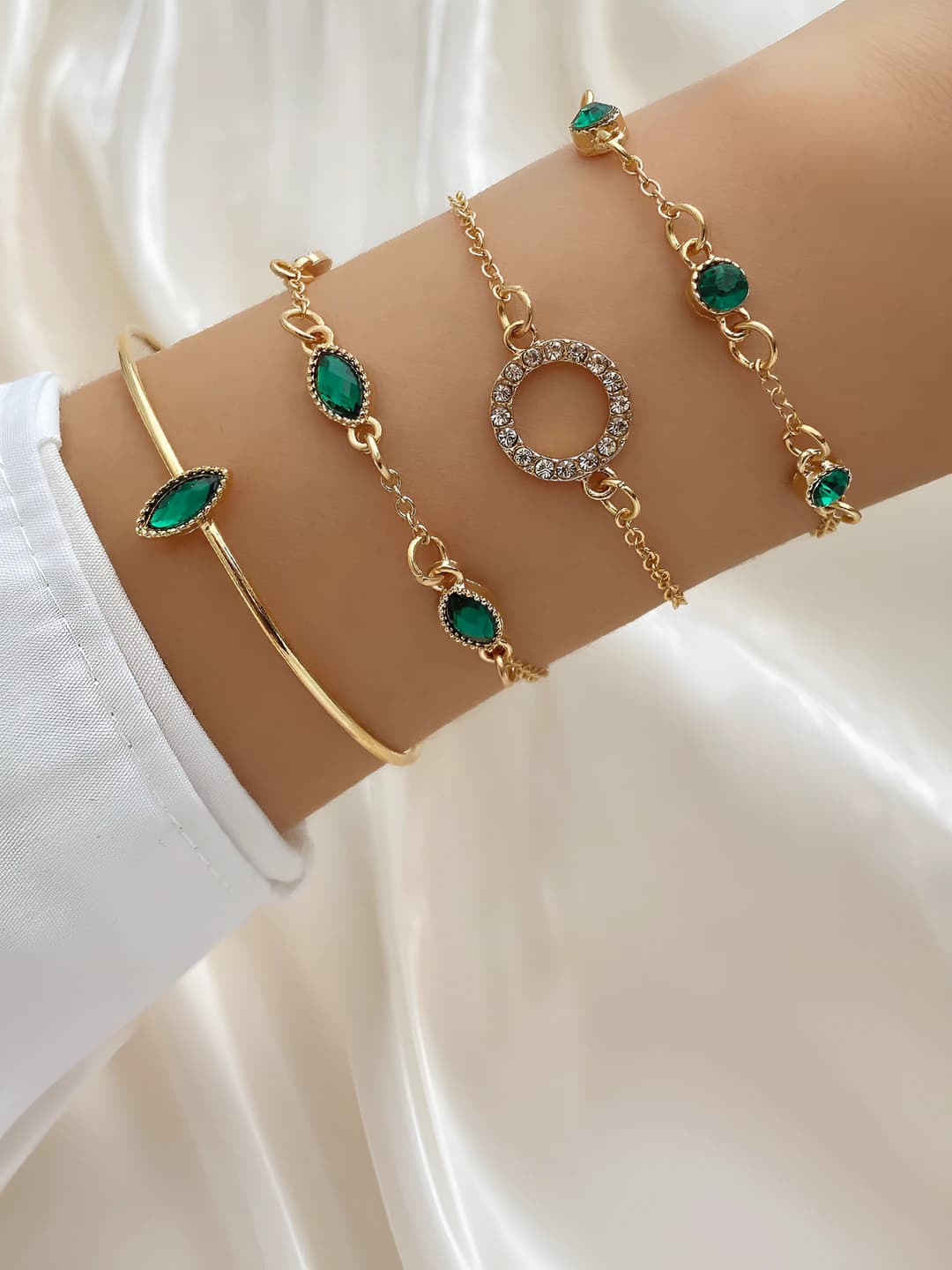 Women's set with emerald imitation, crystals, and geometric design