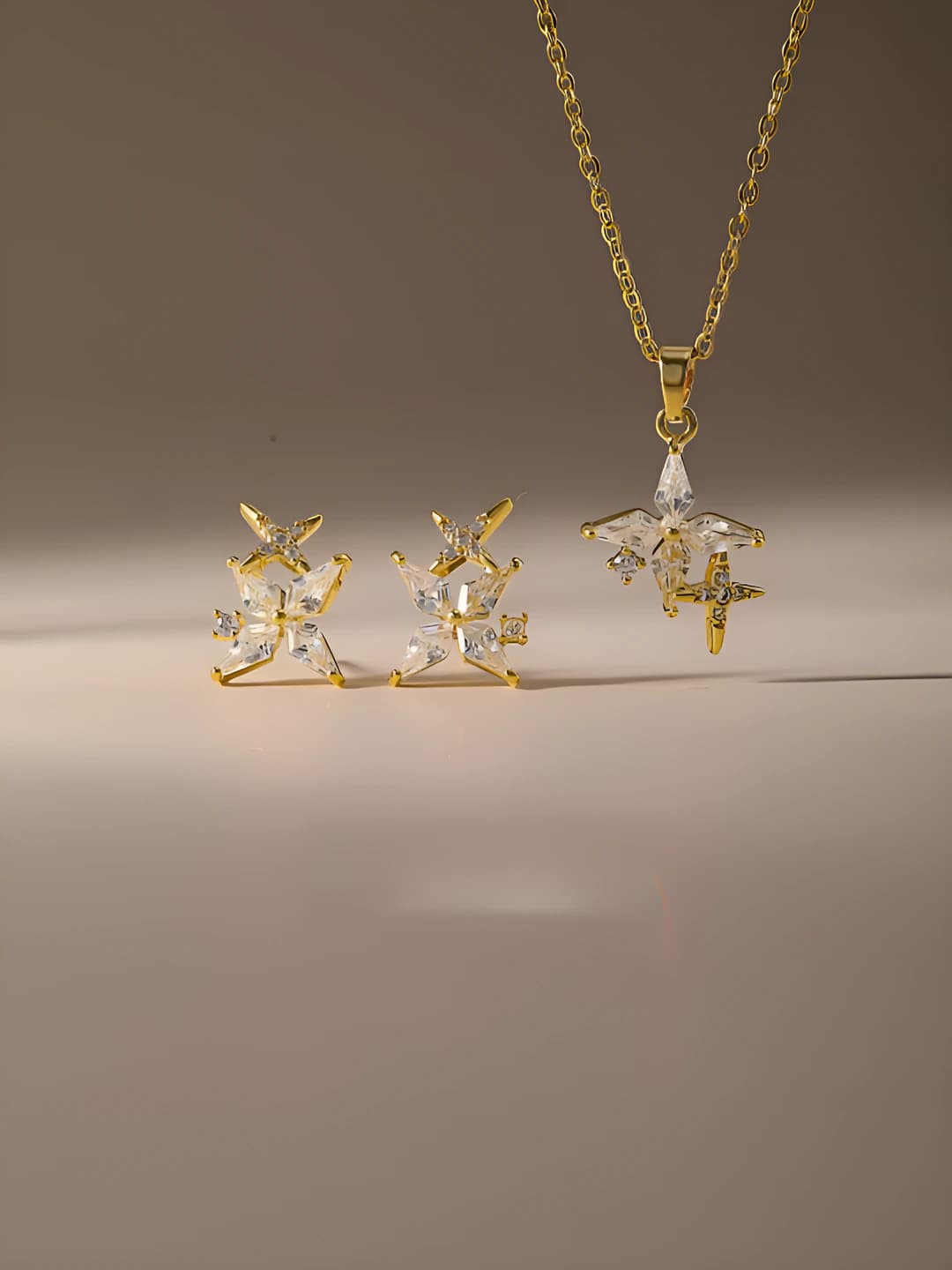 Women's shiny pearl set: earrings and necklace, non-fading, star pattern