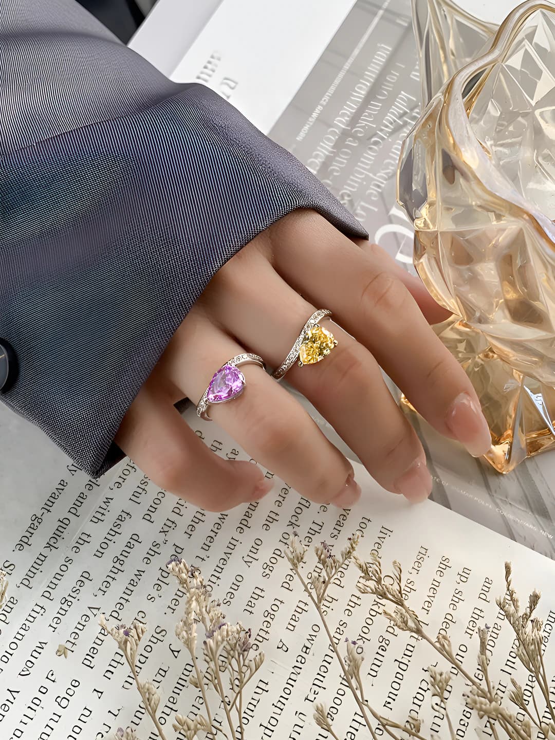 Women's ring in simple style, geometric shape, with high-carbon diamond inlay, gold-plated copper base