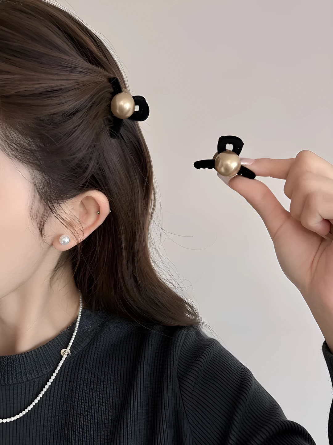Women's pearl hair clip in Korean style, grey, half-up hairstyle, elegant bangs, small claw clip, 2026 new design, premium feel, acrylic shark clip