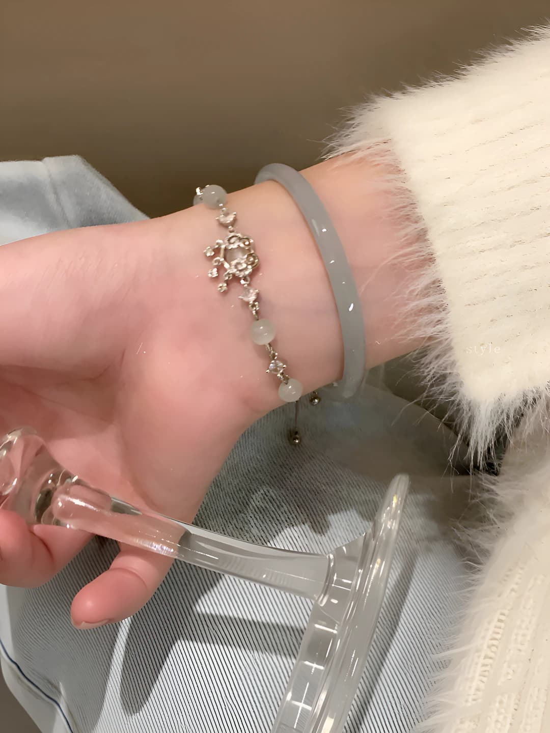 Women's bracelet with safety lock design element made of glass and faience