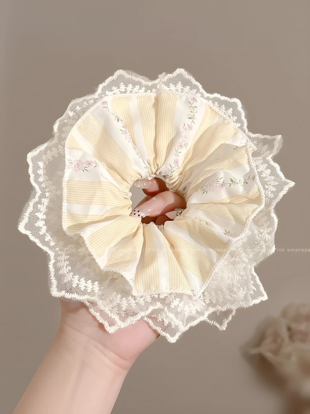 3# Sariq oq chiziqli gullar ~16 sm