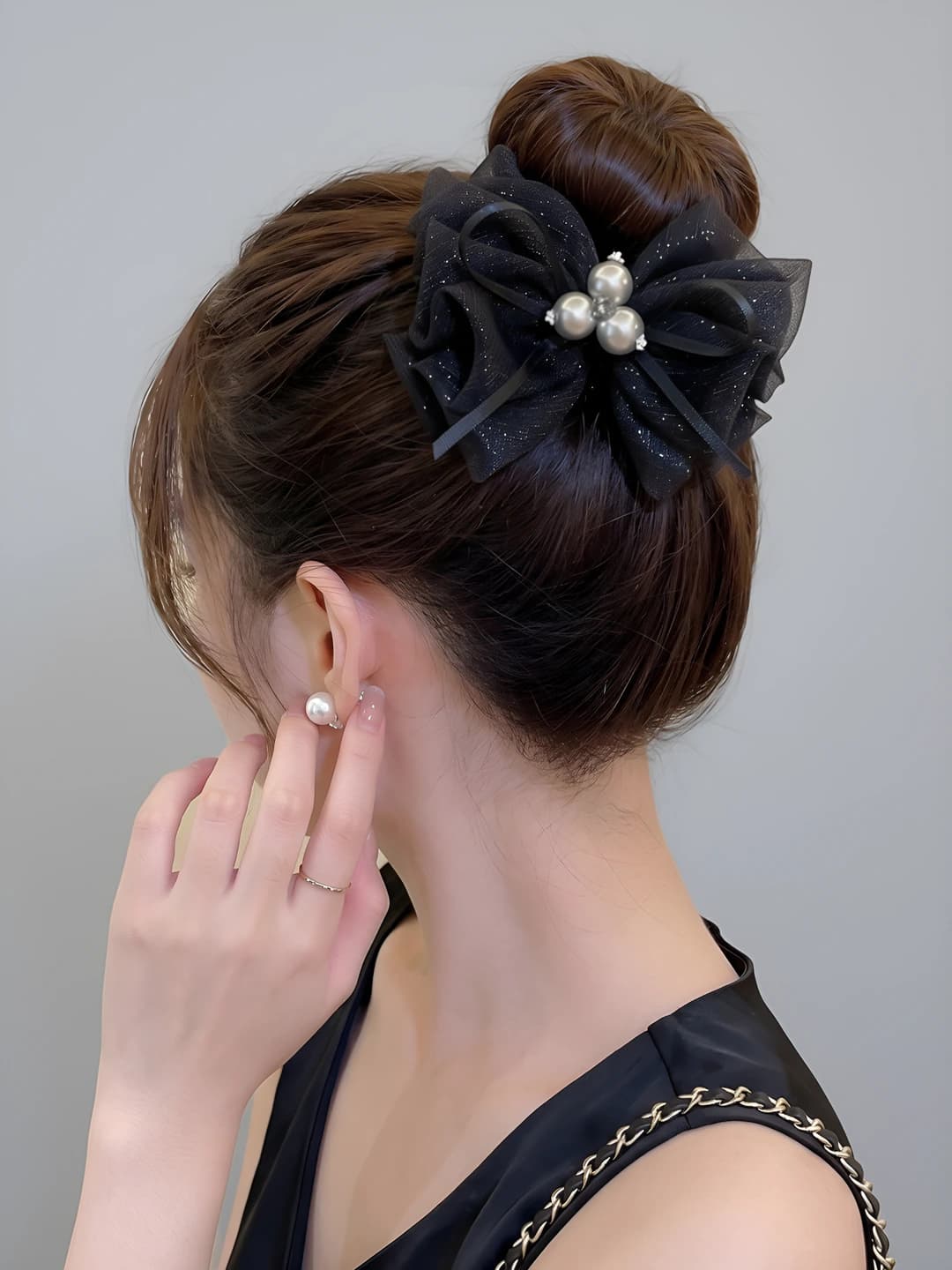Black round clip, base ~8 cm