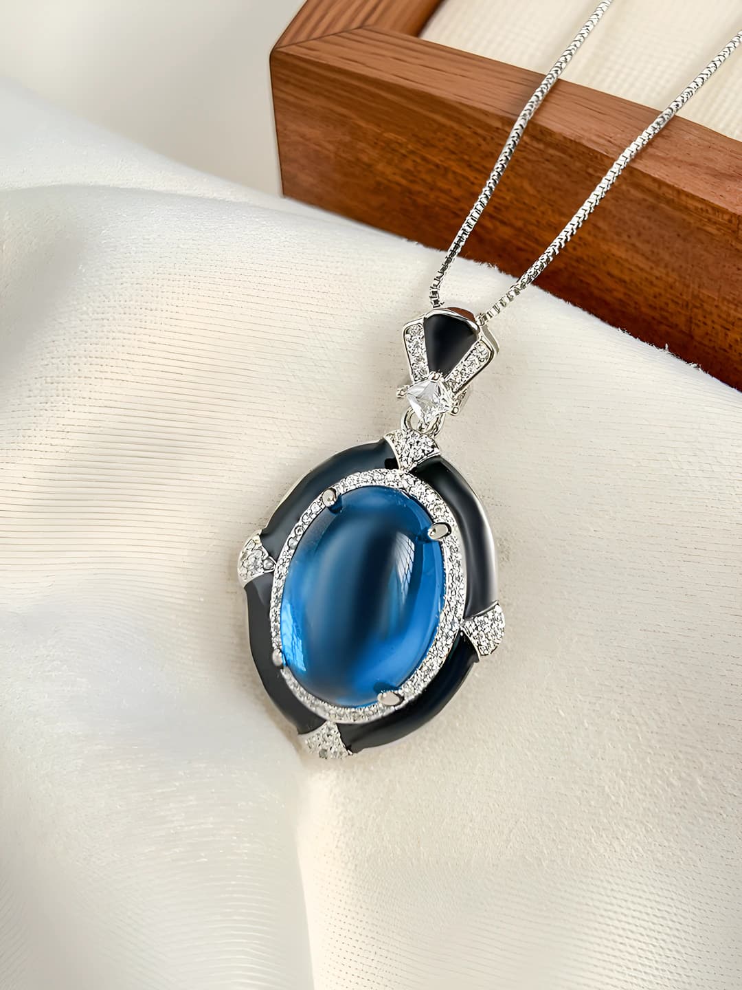 Oltin-ko'k topaz osma, quti zanjiri bilan
