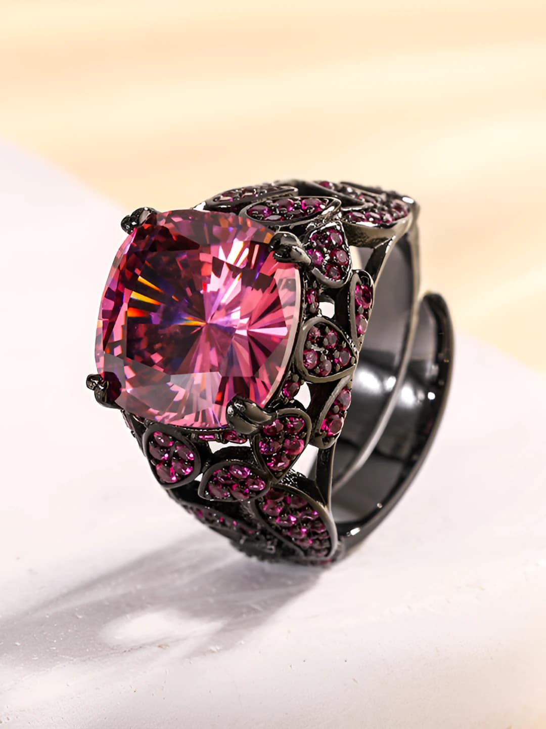 Ayollar uchun 2026 yil retro uslubidagi kvadrat shakldagi, mo'riy va qora oltin rangdagi, mosan qimmatli toshlar bilan bezatilgan halqa
