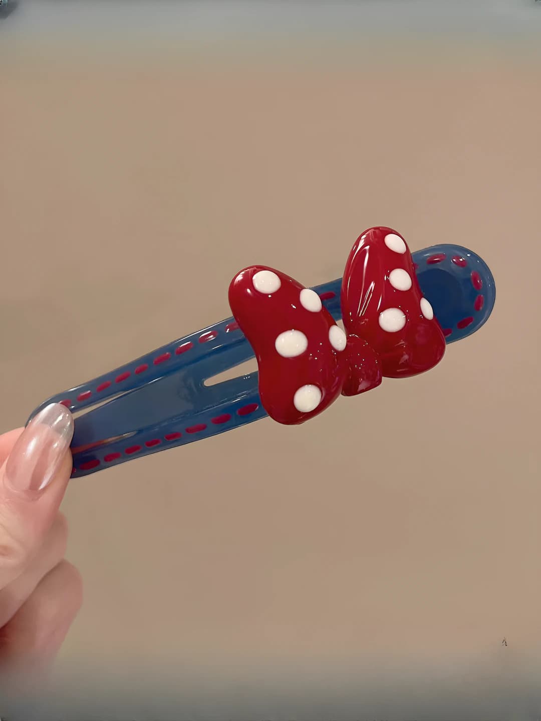 Qizil bowtie, ko'k klips