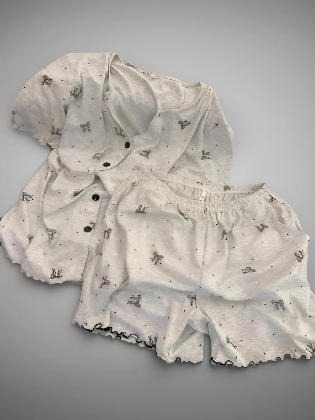 Ayollar uchun yozgi 2026 pijama to'plami: kalta yengli ko'ylak va shorti, dumaloq yoqa, yupqa polyester mato, to'q boshli naqsh, katta o'lcham