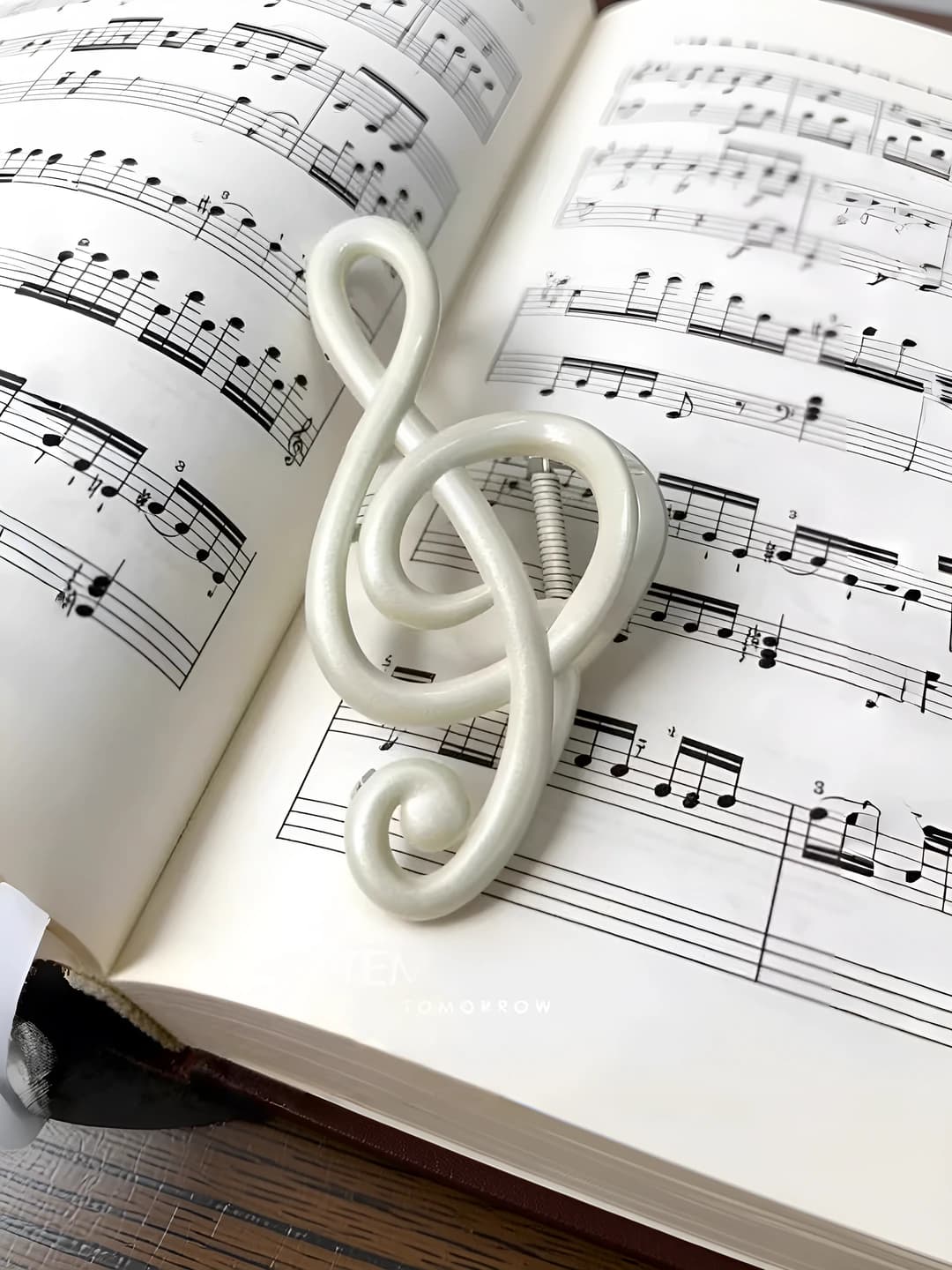 Simple white note clip