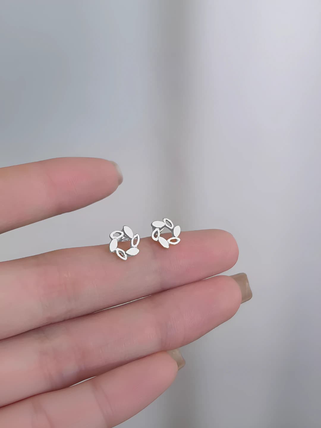 35# Small stud - Floral wreath