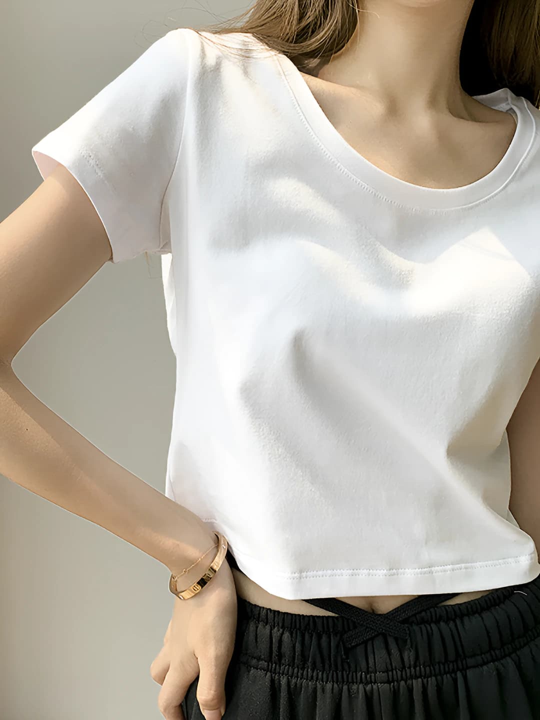 Ayollar uchun yozgi sof paxta kalta yengli T-shirt, dumaloq yoqa, tanaga yopishgan va bo'sh (oversize) kesim, bir rangli